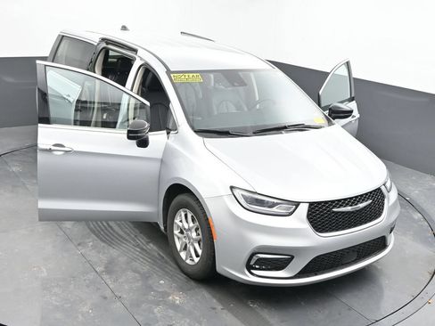 Used 2024 Chrysler Pacifica Touring-L FWD image 61