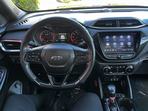 Used 2022 Chevrolet TrailBlazer RS w/ Sun and Liftgate Package FWD image 9