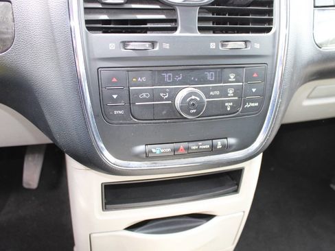 Used 2012 Chrysler Town & Country Touring FWD image 16