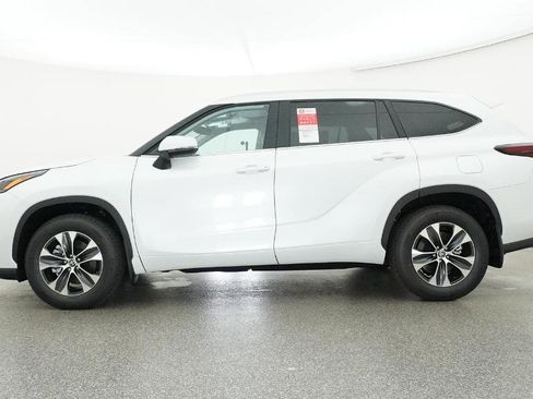 New 2026 Toyota Highlander XLE image 9