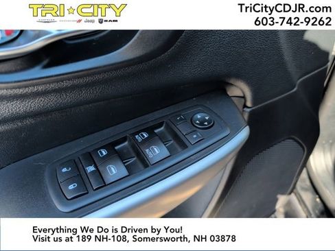 Used 2018 Jeep Cherokee Latitude Plus w/ Cold Weather Group image 16