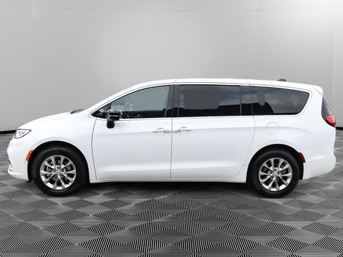 New 2026 Chrysler Pacifica Limited FWD image 3
