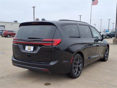 Used 2025 Chrysler Pacifica Limited image 4