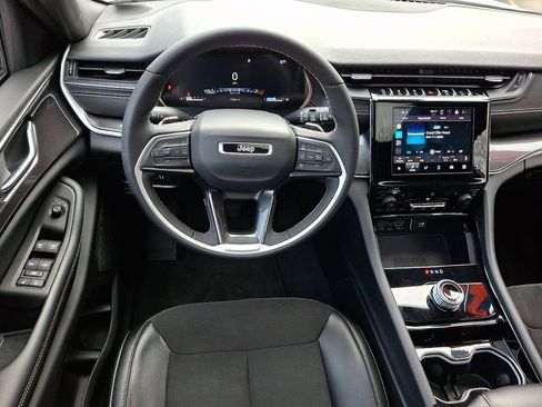 Certified 2023 Jeep Grand Cherokee Altitude image 12