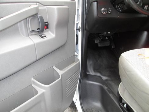 Used 2016 Chevrolet Express 2500 RWD image 40