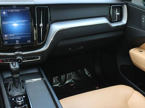 Used 2020 Volvo XC60 T5 Momentum w/ Protection Package Premier image 29