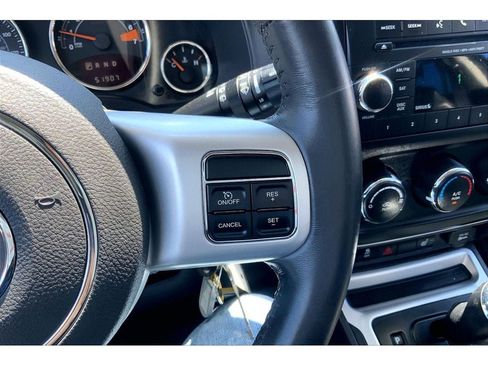 Used 2017 Jeep Compass Latitude AWD/4WD image 21