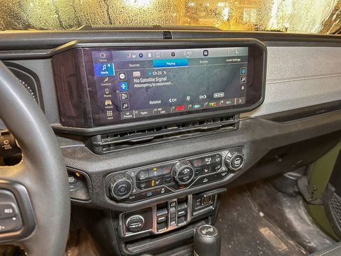 Used 2024 Jeep Wrangler Unlimited w/ Convenience Group image 13