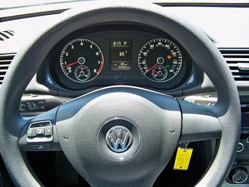 Used 2013 Volkswagen Passat 2.5 S FWD image 24