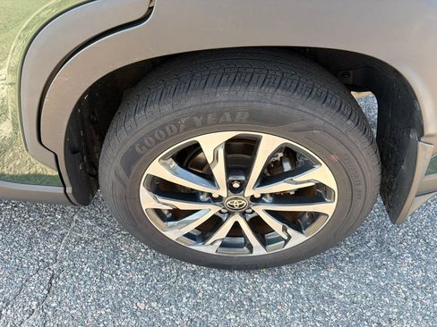 Used 2022 Toyota Corolla Cross XLE AWD/4WD image 9