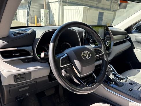 Used 2021 Toyota Highlander XLE AWD/4WD image 19