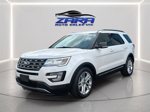 Used 2017 Ford Explorer XLT w/ Equipment Group 202A FWD image 3