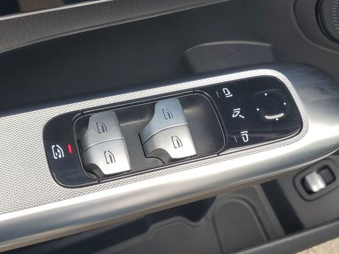 Used 2025 Mercedes-Benz GLC 300 4MATIC image 10