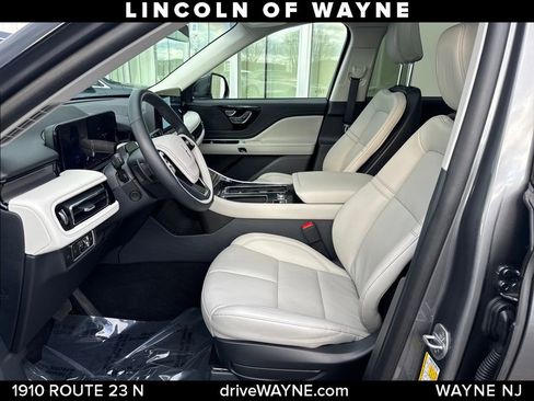 Used 2025 Lincoln Aviator AWD image 12