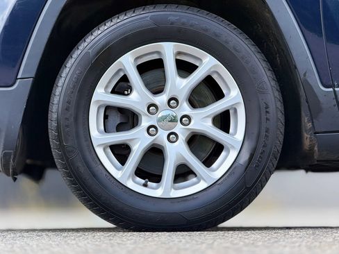 Used 2015 Jeep Cherokee Latitude w/ Cold Weather Group AWD/4WD image 29