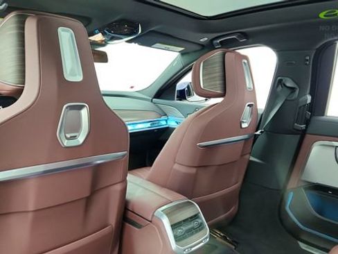 Used 2023 BMW 760i xDrive AWD/4WD image 30