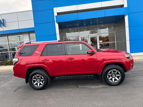 Used 2018 Toyota 4Runner TRD Off-Road Premium image 3