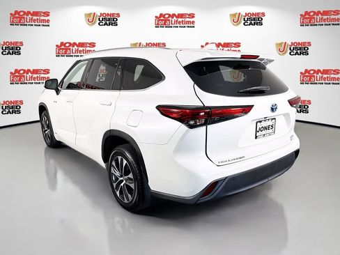 Used 2021 Toyota Highlander XLE AWD/4WD image 2