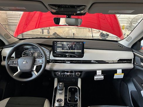 New 2025 Mitsubishi Outlander SE image 19