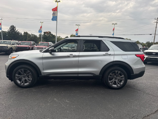 Used 2024 Ford Explorer XLT w/ Equipment Group 202A AWD/4WD image 4