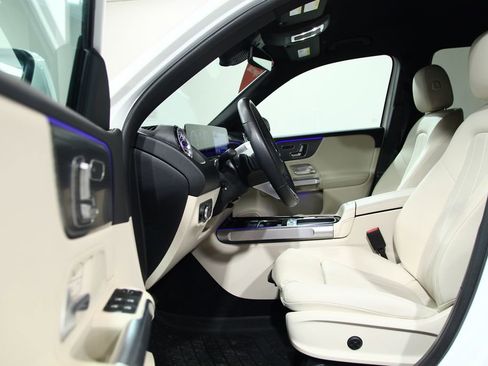 Certified 2025 Mercedes-Benz GLB 250 4MATIC image 4