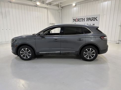 Used 2023 Lincoln Nautilus FWD image 2