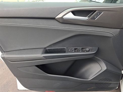 Certified 2025 Volkswagen Taos SE image 12