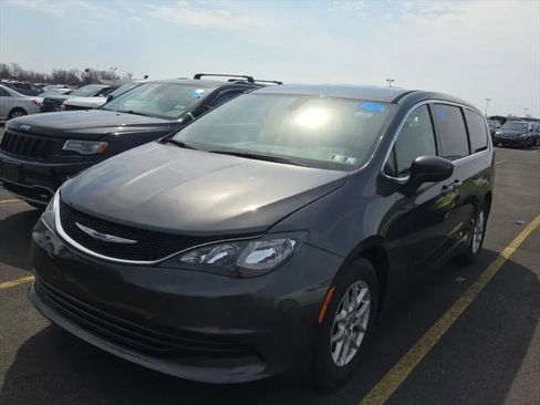 Used 2017 Chrysler Pacifica Touring image 25