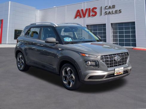 Used 2025 Hyundai Venue SEL FWD image 3