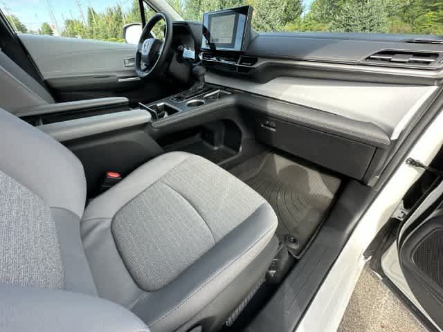 Used 2026 Toyota Sienna LE AWD/4WD image 18