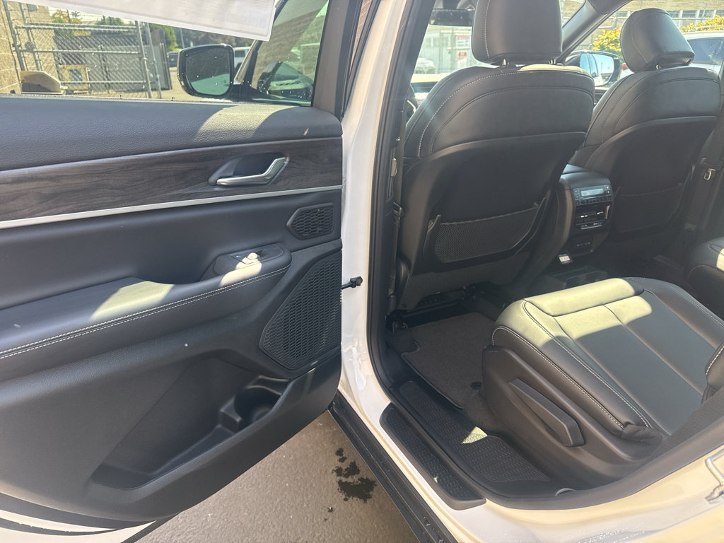 New 2026 Jeep Grand Cherokee L Limited w/ Limited Altitude Package AWD/4WD image 19