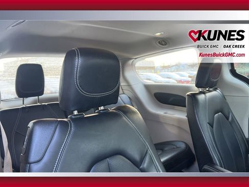 Used 2024 Chrysler Pacifica Touring-L FWD image 32