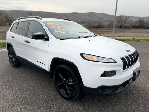 Used 2016 Jeep Cherokee Sport w/ Cold Weather Group image 4