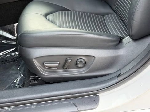 Used 2020 Toyota Camry SE FWD image 19