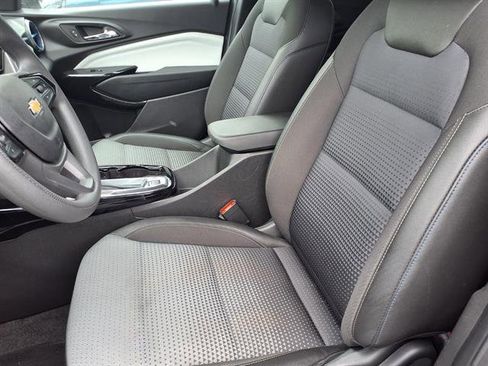 Used 2025 Chevrolet Trax LT FWD image 3