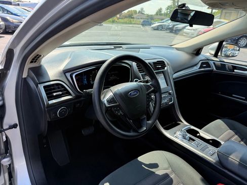 Used 2017 Ford Fusion SE w/ Fusion SE Technology Package image 10