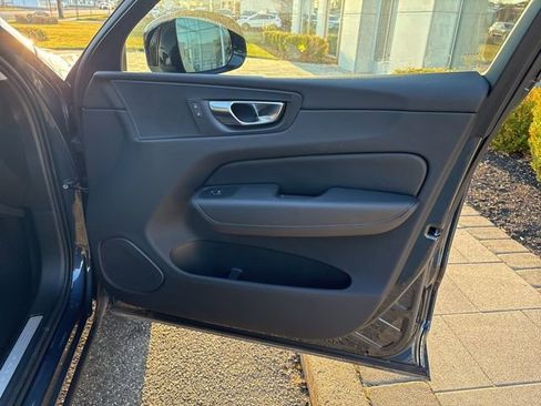 Used 2025 Volvo XC60 B5 Plus image 15