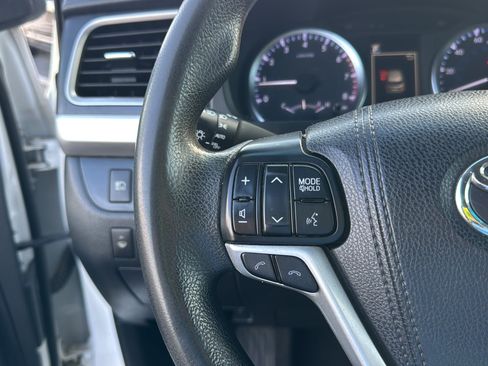 Used 2017 Toyota Highlander LE FWD image 27