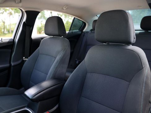Used 2018 Chevrolet Cruze LT w/ Convenience Package FWD image 6