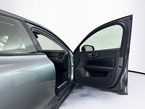 Used 2021 Volvo S60 T5 Momentum w/ Premium Package image 33