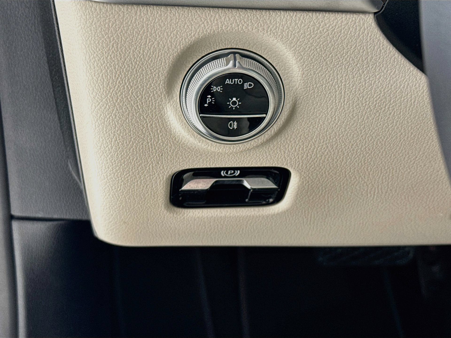 Used 2023 Mercedes-Benz C 300 Sedan image 11