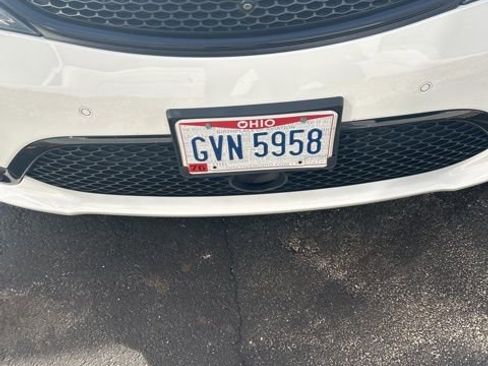 Used 2018 Chrysler Pacifica Limited image 4