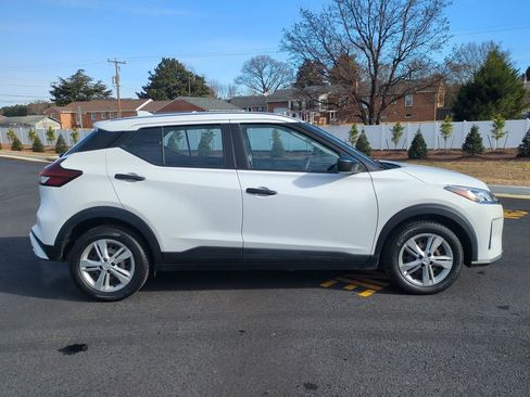 Used 2021 Nissan Kicks S image 3