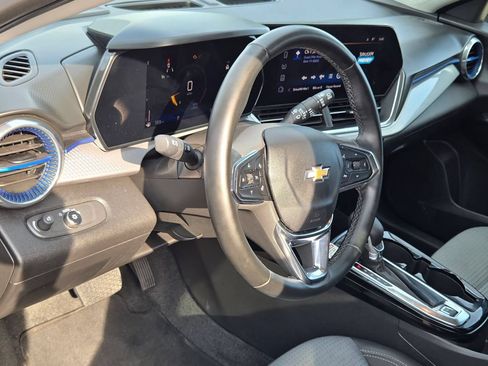 Used 2025 Chevrolet Trax LT w/ LT Convenience Package FWD image 11