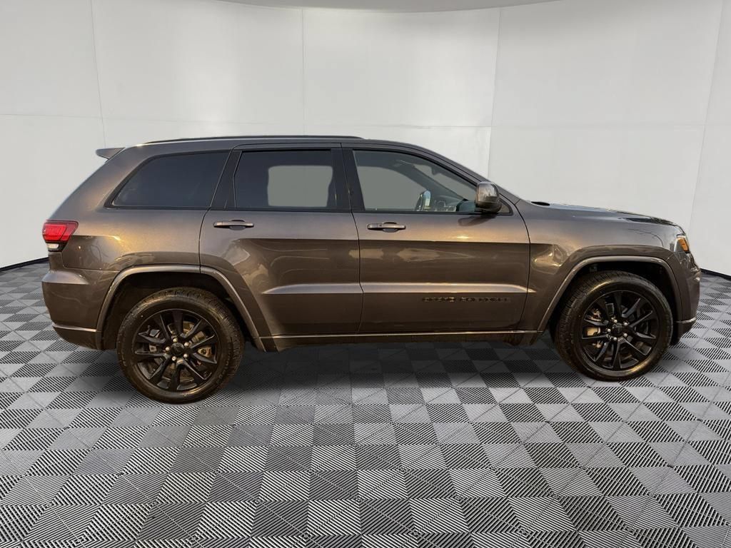 Used 2017 Jeep Grand Cherokee Altitude AWD/4WD image 10