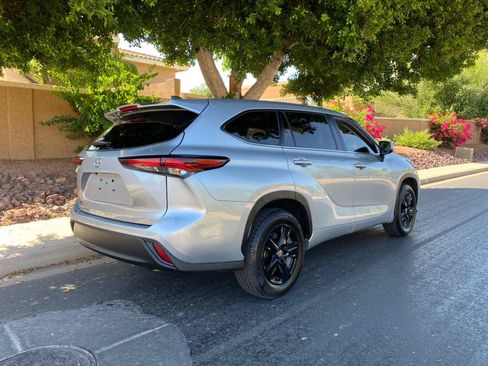 Used 2024 Toyota Highlander LE FWD image 3