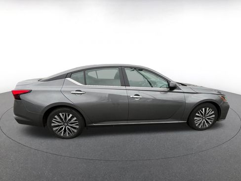 Used 2025 Nissan Altima 2.5 SV FWD image 10