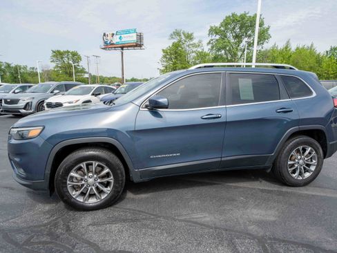 Used 2019 Jeep Cherokee Latitude Plus w/ Cold Weather Group AWD/4WD image 3