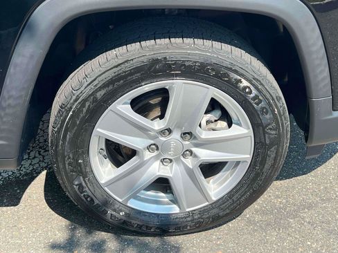 Used 2022 Jeep Compass Latitude AWD/4WD image 9