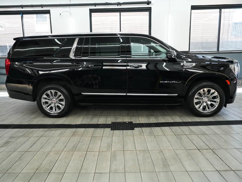 Used 2022 GMC Yukon XL Denali AWD/4WD image 5